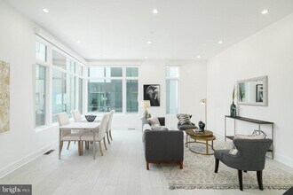 142 S Front St in Philadelphia, PA - Building Photo - Building Photo