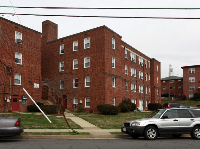 Lee Albemarle Apartments in Arlington, VA - Building Photo - Building Photo