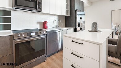 632 Howard Rd SE, Unit 742 in Washington, DC - Foto de edificio - Building Photo