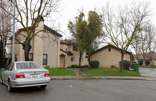 3640-3644 Tuscany Pl in Turlock, CA - Foto de edificio - Building Photo