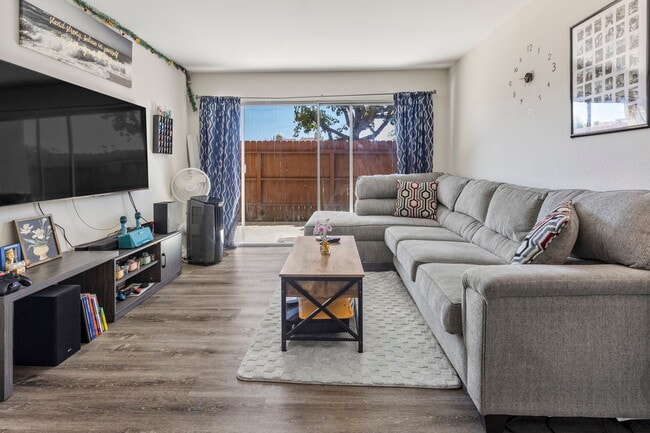 475 N Midway Dr in Escondido, CA - Building Photo - Building Photo