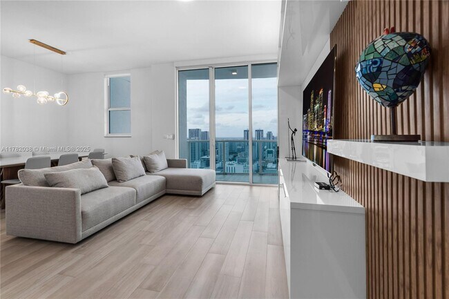 31 SE 5th St in Miami, FL - Building Photo - Building Photo