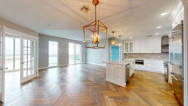 1431 Riverplace Blvd