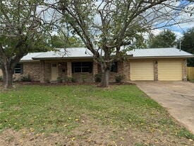 1413 Forehand St in Crockett, TX - Building Photo