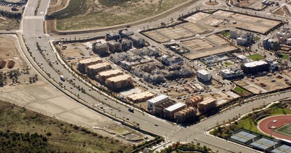 Solis Park in Irvine, CA - Foto de edificio - Building Photo