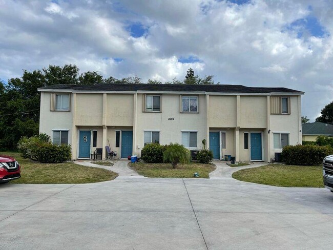 205 Southland Dr in Fort Pierce, FL - Building Photo - Building Photo