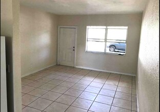 1664 NE 146th St in Miami, FL - Building Photo - Building Photo