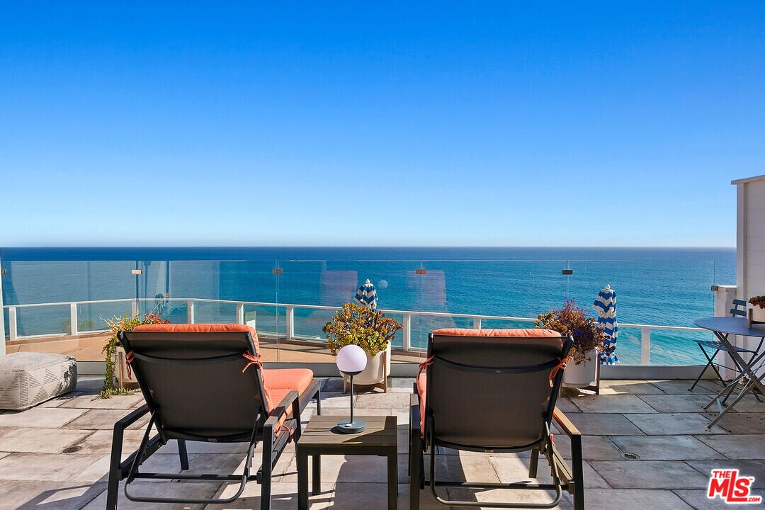 27400 Pacific Coast Hwy in Malibu, CA - Foto de edificio