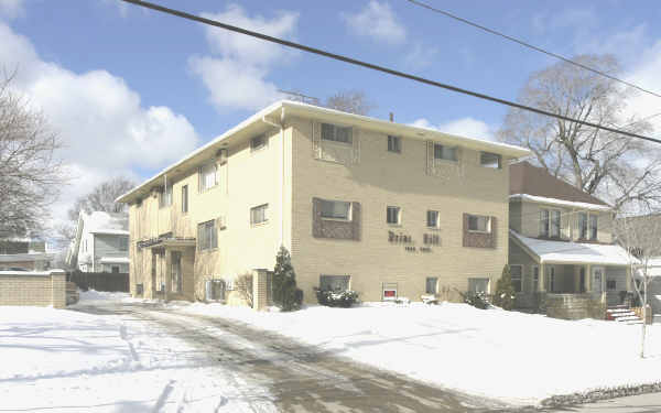 Briar Hill in Lakewood, OH - Building Photo