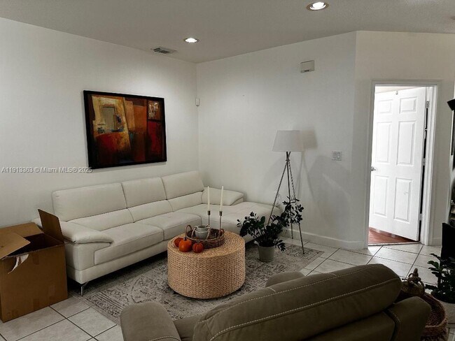 4444 NW 109th Psge in Doral, FL - Foto de edificio - Building Photo