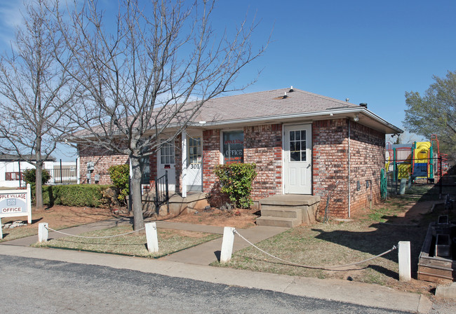 301 Dennis St in Edmond, OK - Building Photo - Building Photo