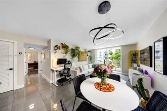 1665 Bay Rd in Miami Beach, FL - Foto de edificio - Building Photo