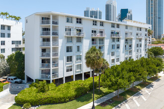 Towne Royale Condominiums in Sunny Isles Beach, FL - Building Photo - Building Photo