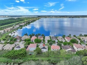 5271 SW 173rd Ave in Miramar, FL - Foto de edificio - Building Photo