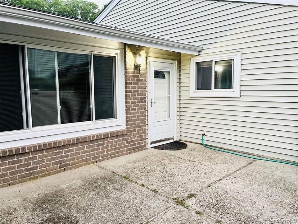 219 Springmeadow Dr in Holbrook, NY - Building Photo