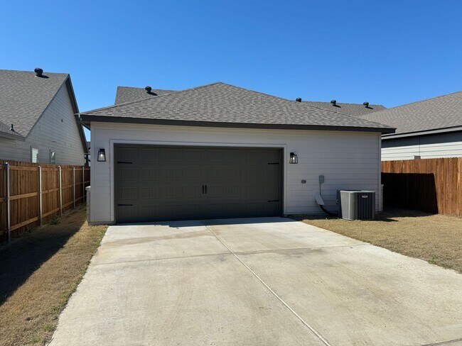 633 The Cottages Dr in Godley, TX - Building Photo - Building Photo