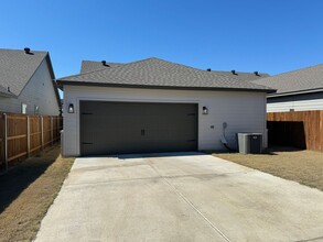 633 The Cottages Dr in Godley, TX - Building Photo - Building Photo