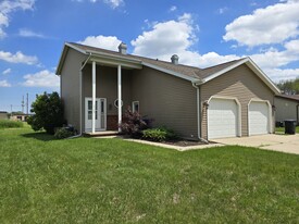 2129 Country Ln in Neenah, WI - Building Photo