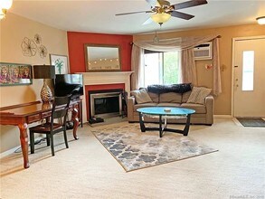 8 Rose Ln in Danbury, CT - Foto de edificio - Building Photo