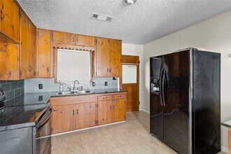 1214 Oak St in Burnet, TX - Foto de edificio - Building Photo