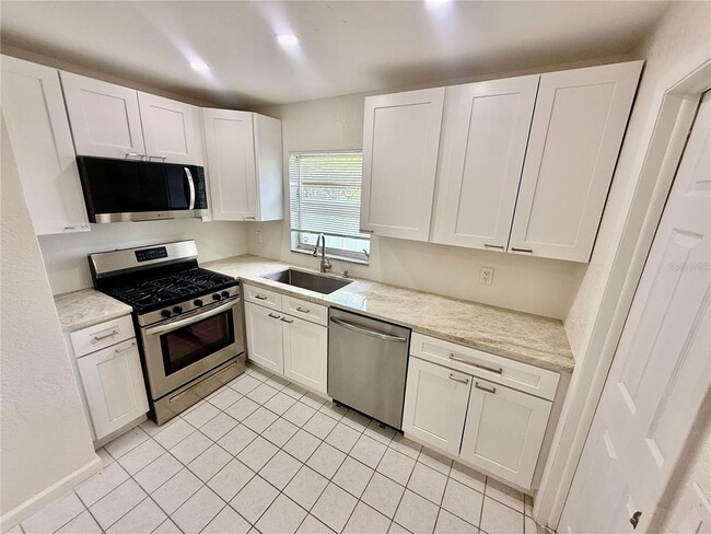 4218 Des Moines St NE in St. Petersburg, FL - Building Photo - Building Photo