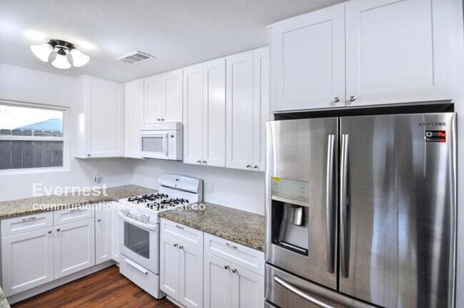 9864 Childress Dr in Austin, TX - Foto de edificio - Building Photo