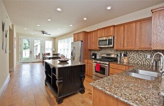 418 SW 7th St in Bentonville, AR - Building Photo - Building Photo