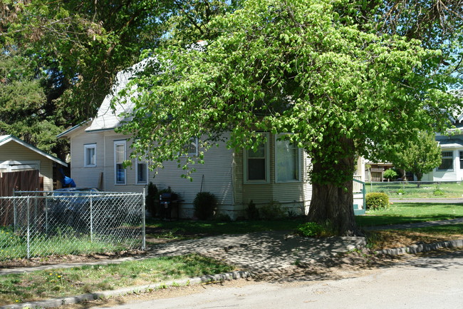 1202 W Augusta Ave in Spokane, WA - Building Photo - Building Photo