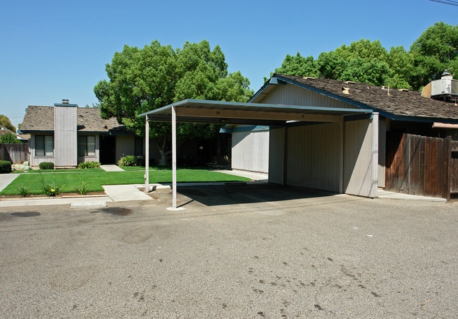 1048 W Clinton Ave in Fresno, CA - Foto de edificio - Building Photo