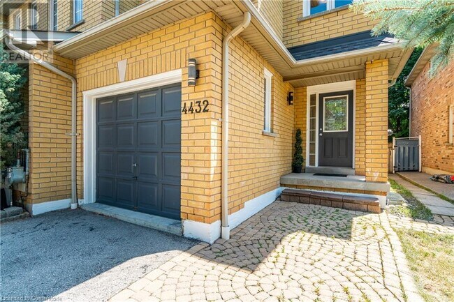4432 Vallence Dr in Burlington, ON - Building Photo - Building Photo