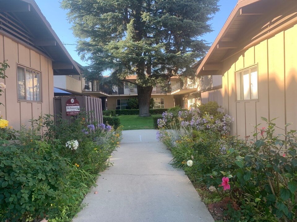 10871 Whipple St, Unit 10871 in Toluca Lake, CA - Building Photo
