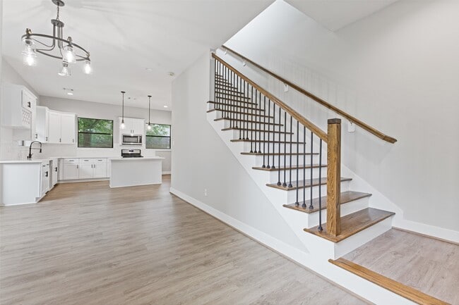 property at 806 E 39th St