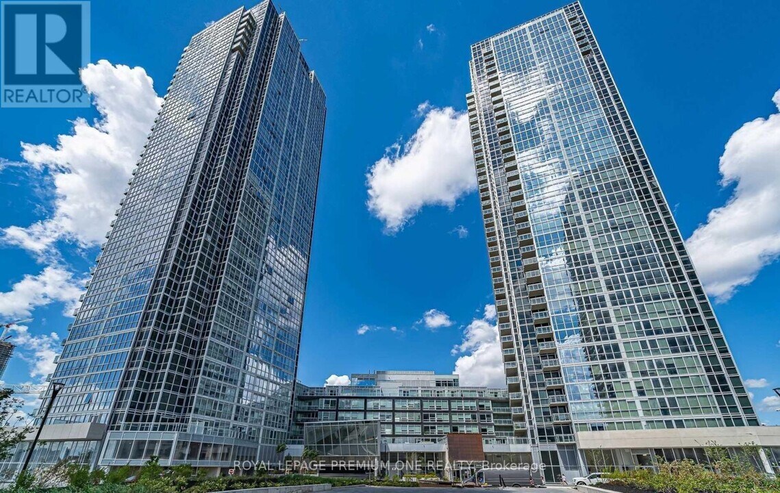 2916 Hwy 7 in Vaughan, ON - Building Photo