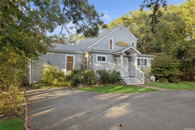 25 Blue Jay Way in East Hampton, NY - Building Photo - Building Photo