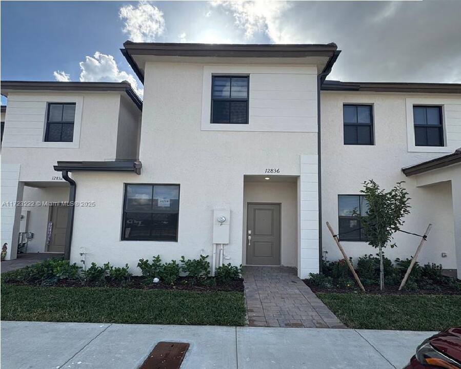 12836 SW 232nd Ter in Princeton, FL - Building Photo