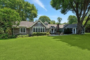 695 Main St in Westhampton Beach, NY - Building Photo