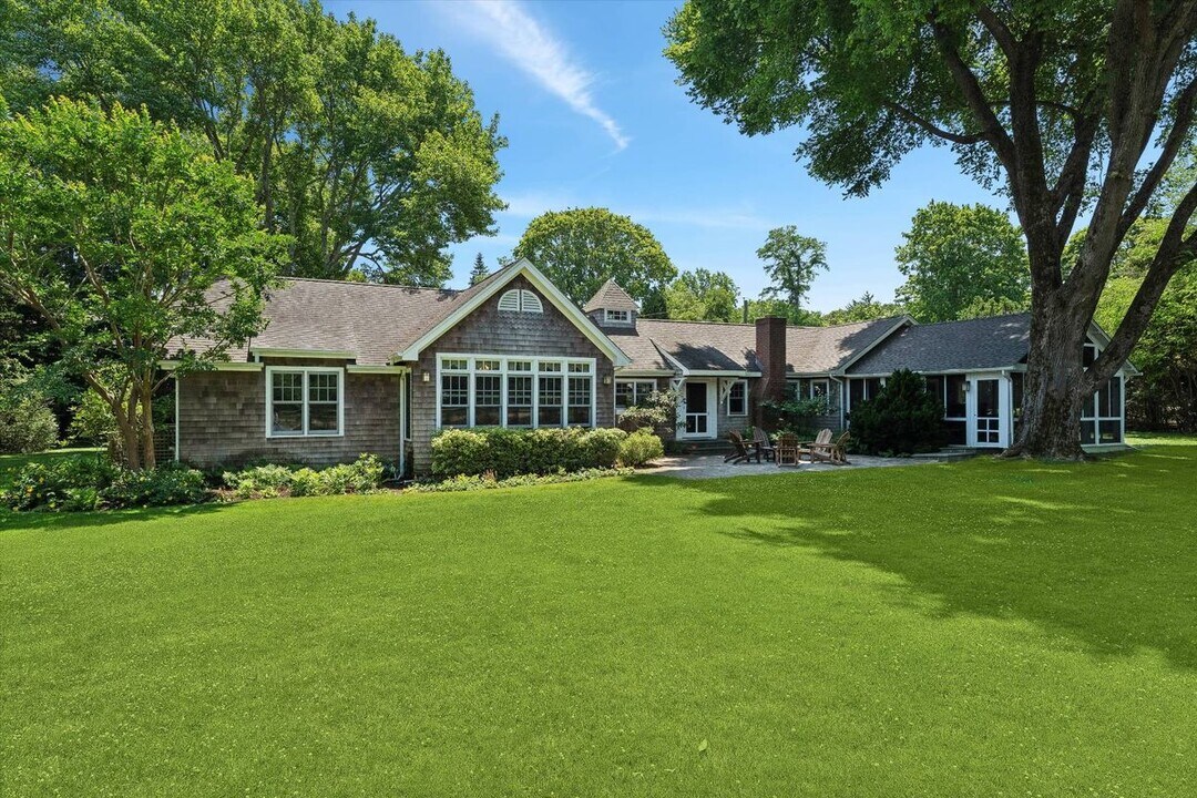 695 Main St in Westhampton Beach, NY - Building Photo