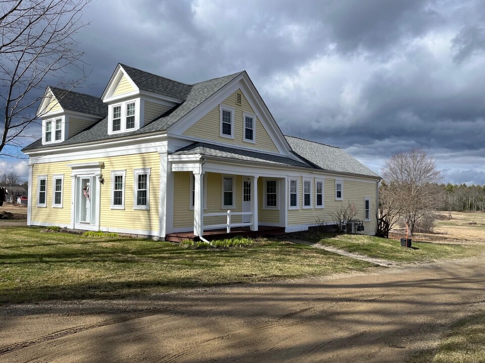 1062 Salmon Falls Rd in Rochester, NH - Building Photo