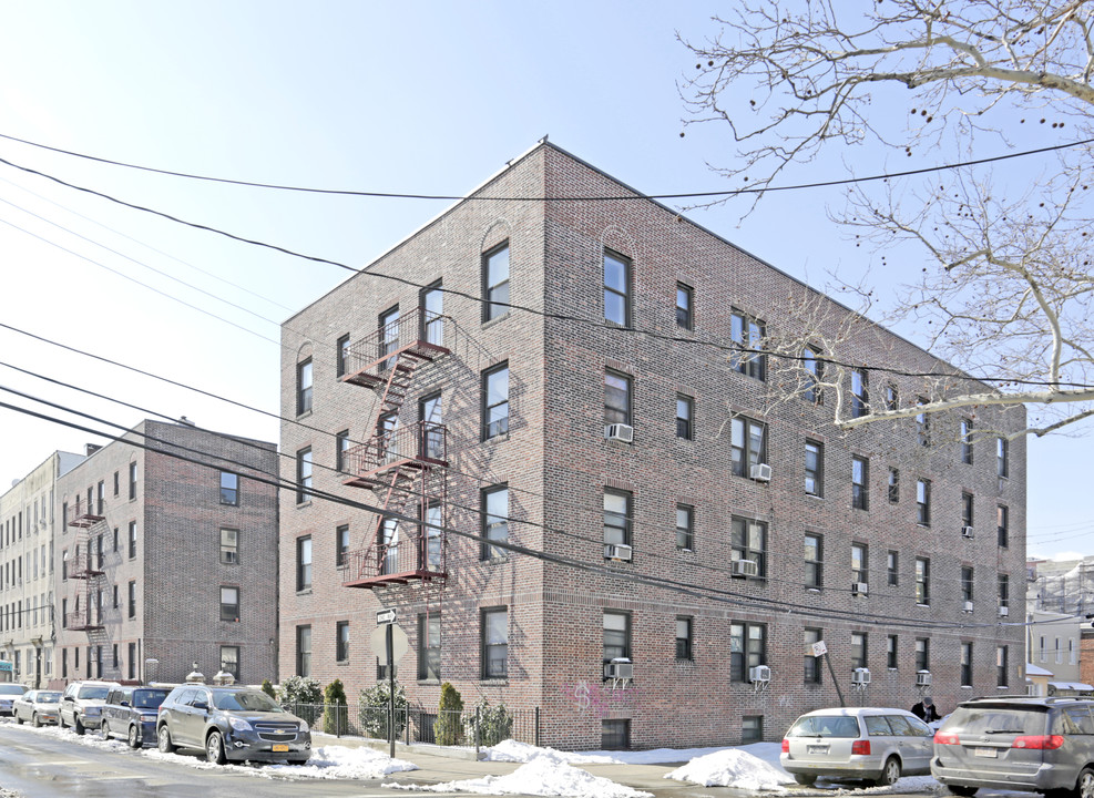 3040 23rd St in Long Island City, NY - Building Photo
