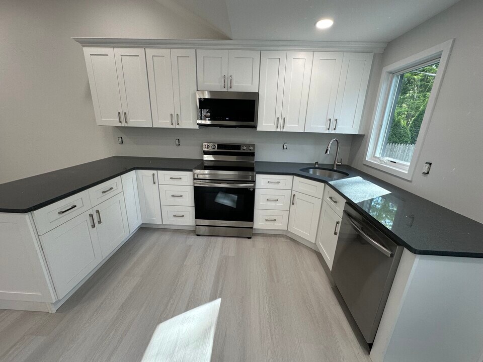 119 W Rogues Path in Huntington, NY - Building Photo