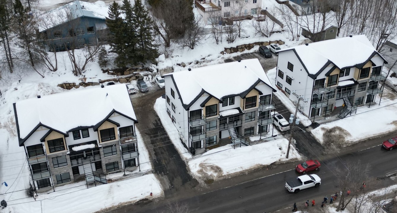 472 Pierre-Péladeau Ch in Ste-Adèle, QC - Building Photo