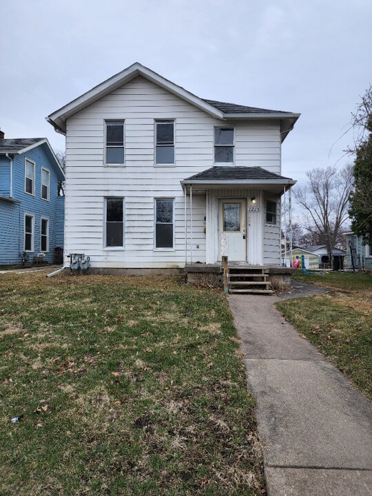 1215 E 12th St-Unit -Low in Davenport, IA - Foto de edificio