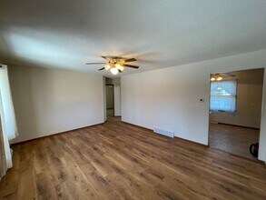 308 S Main St in Humboldt, SD - Foto de edificio - Building Photo