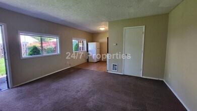 304 SW 7th St-Unit -B in Troutdale, OR - Building Photo - Building Photo