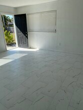 627 92nd Ave N in Naples, FL - Foto de edificio - Building Photo