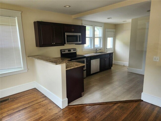 219 Metacom Ave in Bristol, RI - Building Photo - Building Photo