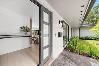 15121 SW 69th Ct in Palmetto Bay, FL - Building Photo - Building Photo