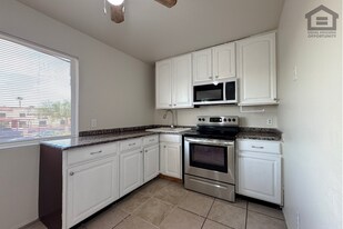 641 N 30th St in Phoenix, AZ - Building Photo