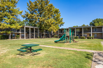 Riverside Oaks in Shreveport, LA - Building Photo - Building Photo