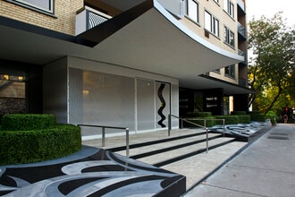 Apartments Tour Des Pins in Montréal, QC - Building Photo - Building Photo